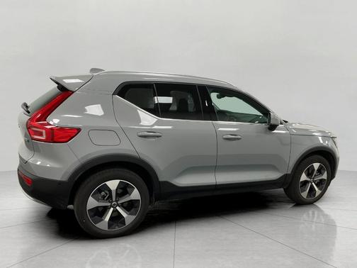 2025 Volvo XC40 B5 Plus Bright Theme