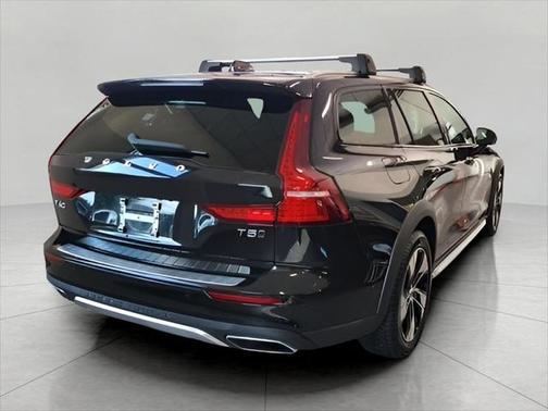 2022 Volvo V60 Cross Country T5