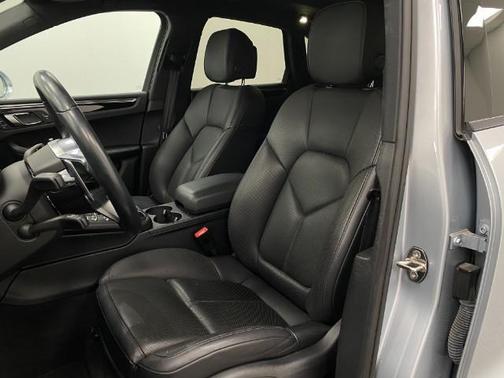 2017 Porsche Macan Base (PDK)