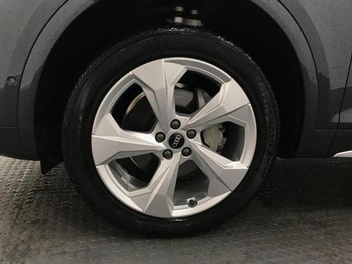 Photo 4 of 31 of 2021 Audi Q5 45 Premium