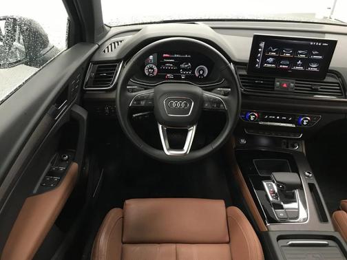 Photo 5 of 31 of 2021 Audi Q5 45 Premium