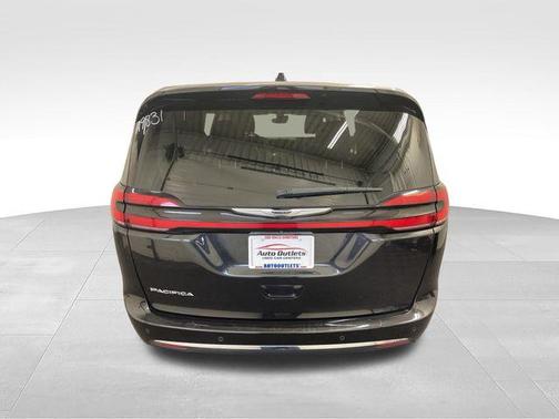 Brilliant Black Crystal Pearlcoat 2023 Chrysler Pacifica Touring L