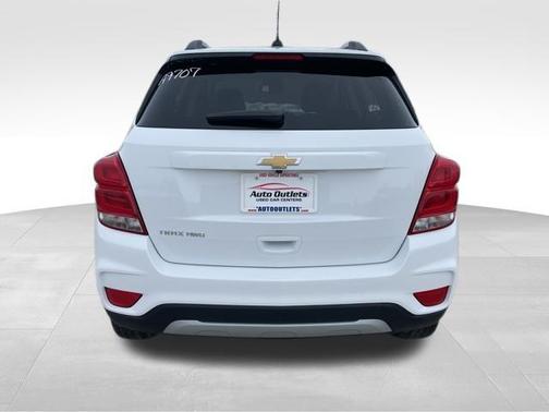 Summit White 2022 Chevrolet Trax LT