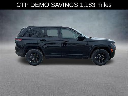 Diamond Black Crystal Pearlcoat 2026 Jeep Grand Cherokee Altitude