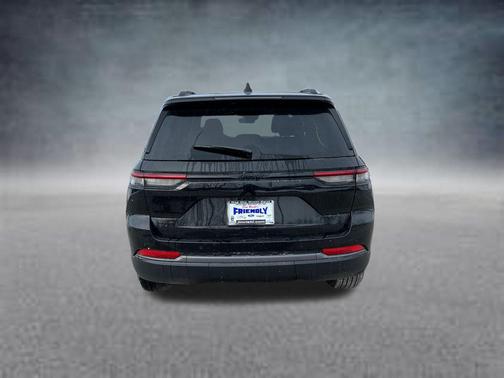 Diamond Black Crystal Pearlcoat 2026 Jeep Grand Cherokee Altitude