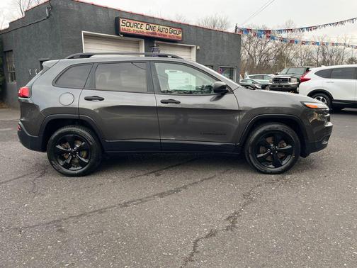 2016 Jeep Cherokee Sport