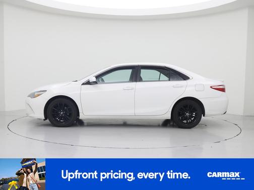 White 2016 Toyota Camry SE