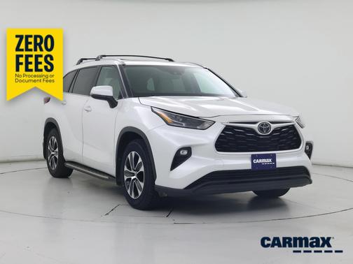 White 2024 Toyota Highlander XLE