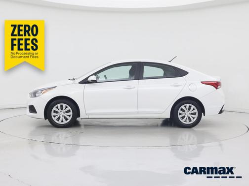 White 2022 Hyundai Accent SE