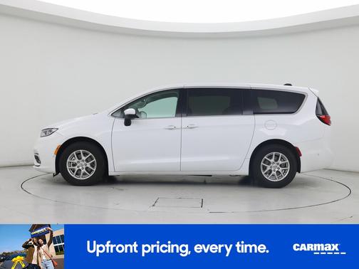 White 2023 Chrysler Pacifica Touring L