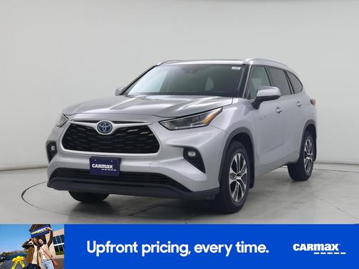 Silver 2021 Toyota Highlander Hybrid XLE