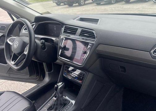 Deep Black Pearl 2022 Volkswagen Tiguan 2.0T SE 4MOTION