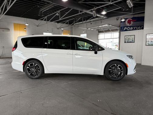 2026 Chrysler Pacifica L