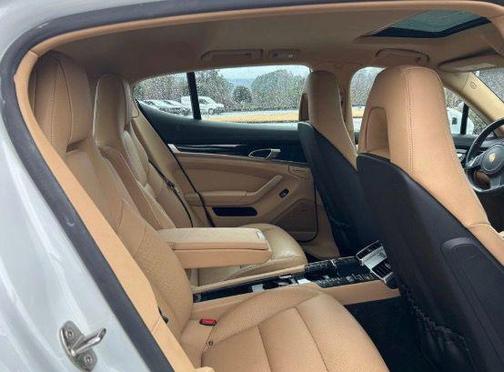 2016 Porsche Panamera 4