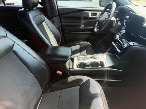 Star White Metallic Tri-Coat 2022 Ford Explorer ST-Line