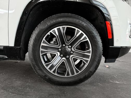 2023 Jeep Wagoneer L Series II 4x2