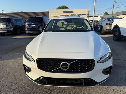2023 Volvo S60 B5 Plus Dark Theme