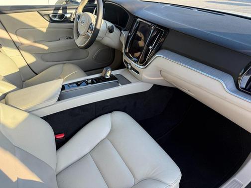 2023 Volvo S60 B5 Plus Dark Theme