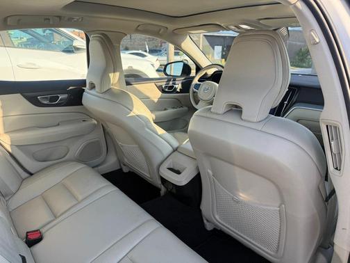 2023 Volvo S60 B5 Plus Dark Theme