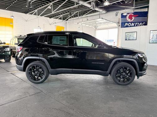 Diamond Black Crystal Pearlcoat 2025 Jeep Compass Latitude