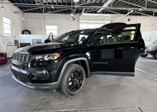 Diamond Black Crystal Pearlcoat 2025 Jeep Compass Latitude