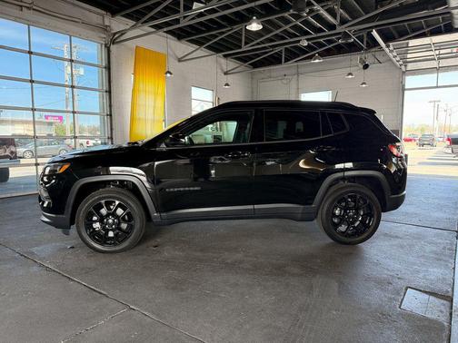 Diamond Black Crystal Pearlcoat 2025 Jeep Compass Latitude