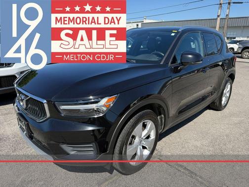 Black 2022 Volvo XC40 T5 Momentum