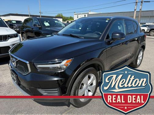Black 2022 Volvo XC40 T5 Momentum