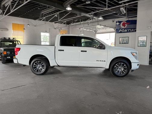 2022 Nissan Titan SV