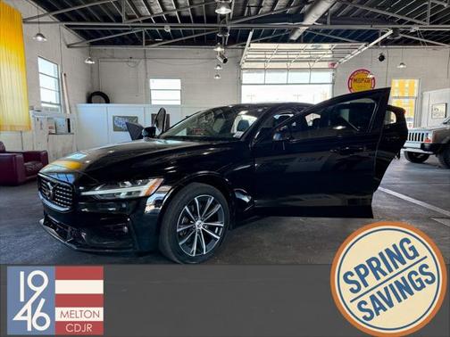 2022 Volvo S60 T5 Momentum