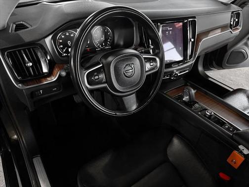2022 Volvo S60 T5 Momentum