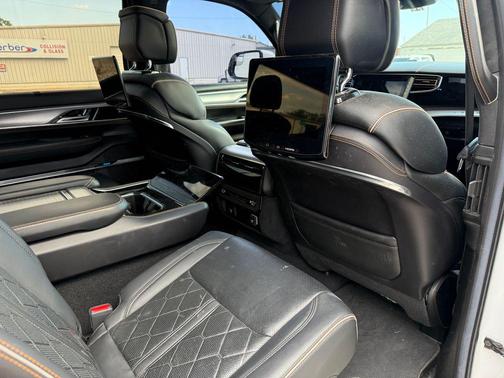 Diamond Black Crystal Pearlcoat 2022 Jeep Grand Wagoneer Series III 4x4