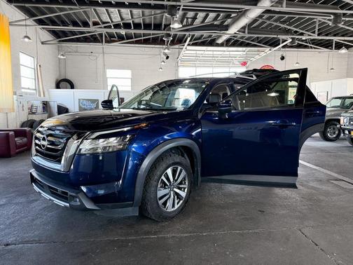 2022 Nissan Pathfinder SL 4WD