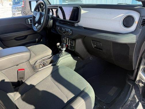 2024 Jeep Wrangler 4-Door Sahara 4x4