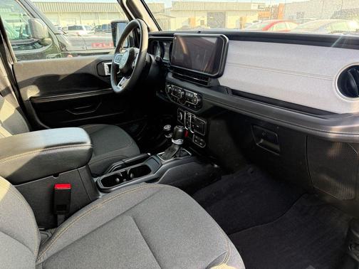 2024 Jeep Wrangler 4-Door Sahara 4x4