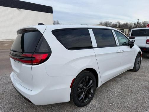 2026 Chrysler Pacifica L