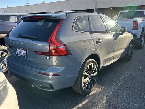 2023 Volvo XC60 B5 Plus Dark Theme