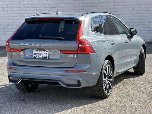 2023 Volvo XC60 B5 Plus Dark Theme