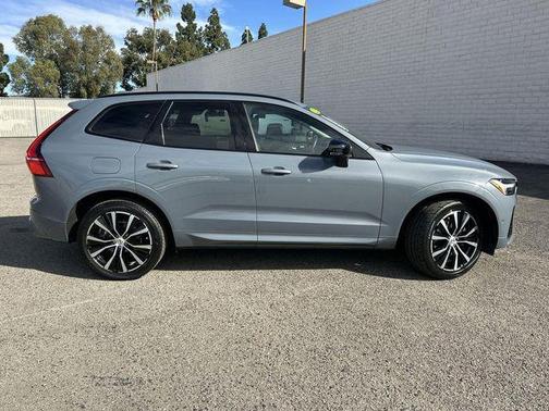 2023 Volvo XC60 B5 Plus Dark Theme