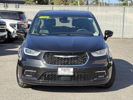 Brilliant Black Crystal Pearlcoat 2023 Chrysler Pacifica Hybrid Touring L