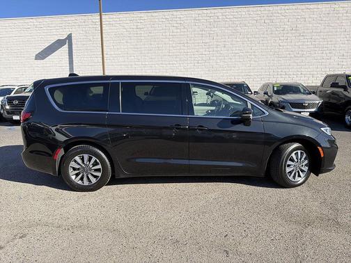 Brilliant Black Crystal Pearlcoat 2023 Chrysler Pacifica Hybrid Touring L