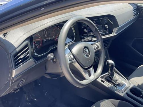Photo 2 of 33 of 2020 Volkswagen Jetta 1.4T S