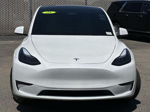 Pearl White Multi-Coat 2025 Tesla Model Y Long Range Dual Motor Rear-Wheel Drive