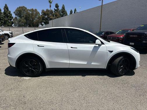Pearl White Multi-Coat 2025 Tesla Model Y Long Range Dual Motor Rear-Wheel Drive