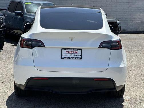Pearl White Multi-Coat 2025 Tesla Model Y Long Range Dual Motor Rear-Wheel Drive