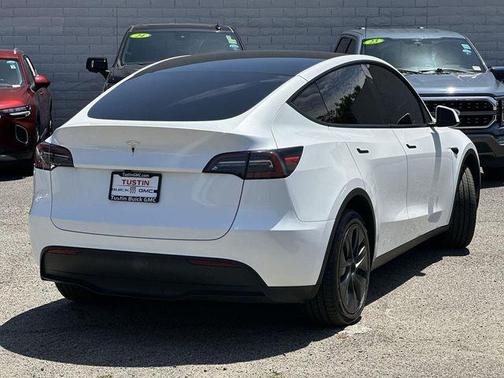 Pearl White Multi-Coat 2025 Tesla Model Y Long Range Dual Motor Rear-Wheel Drive