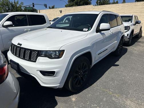 Bright White Clearcoat 2021 Jeep Grand Cherokee Laredo