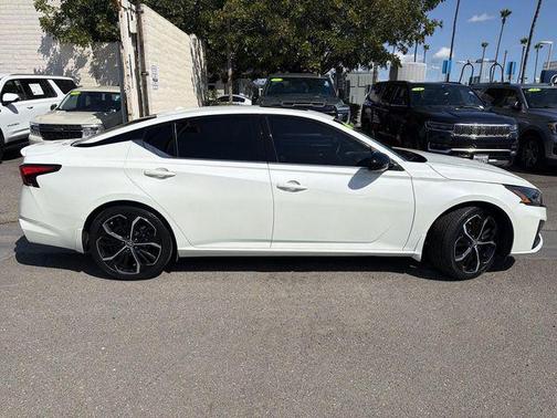 Pearl White Tricoat 2023 Nissan Altima SR FWD