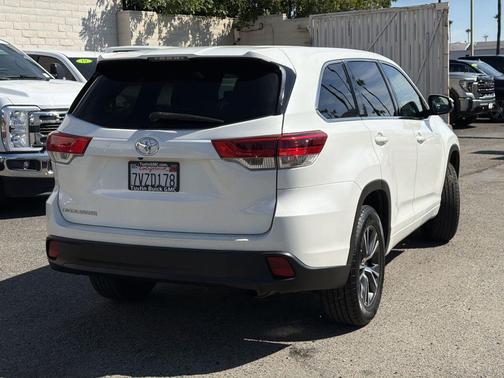 Blizzard Pearl 2017 Toyota Highlander LE I4