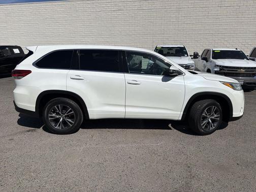 Blizzard Pearl 2017 Toyota Highlander LE I4